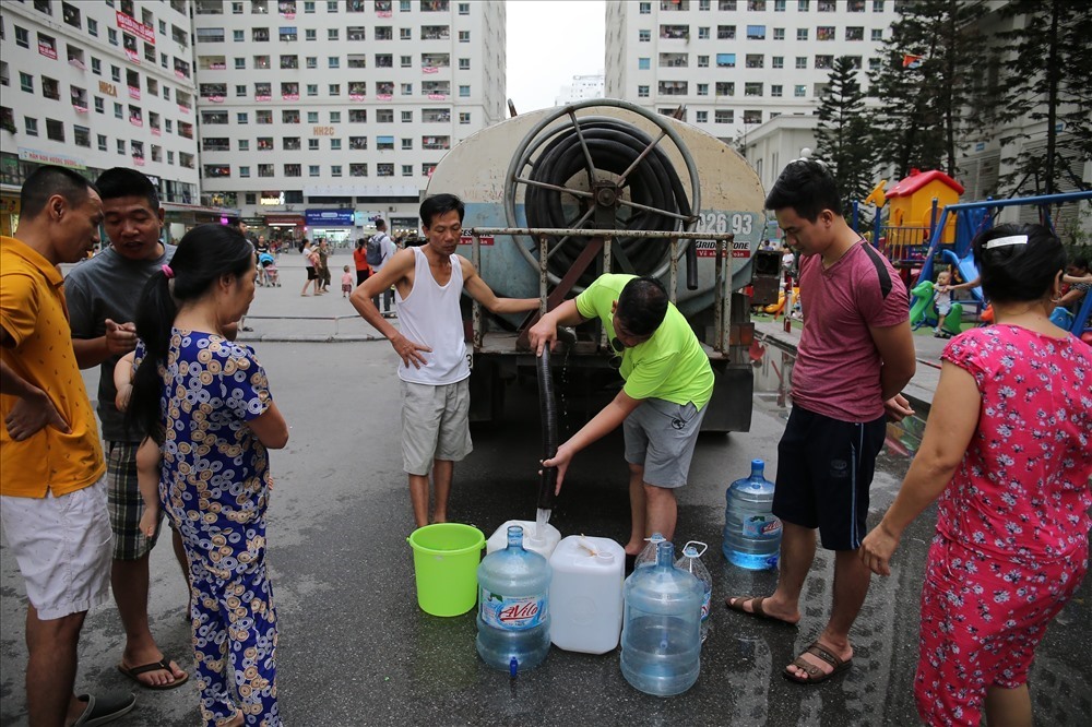 Các khu chung cư khốn đốn vì sự cố nước sông Đà.