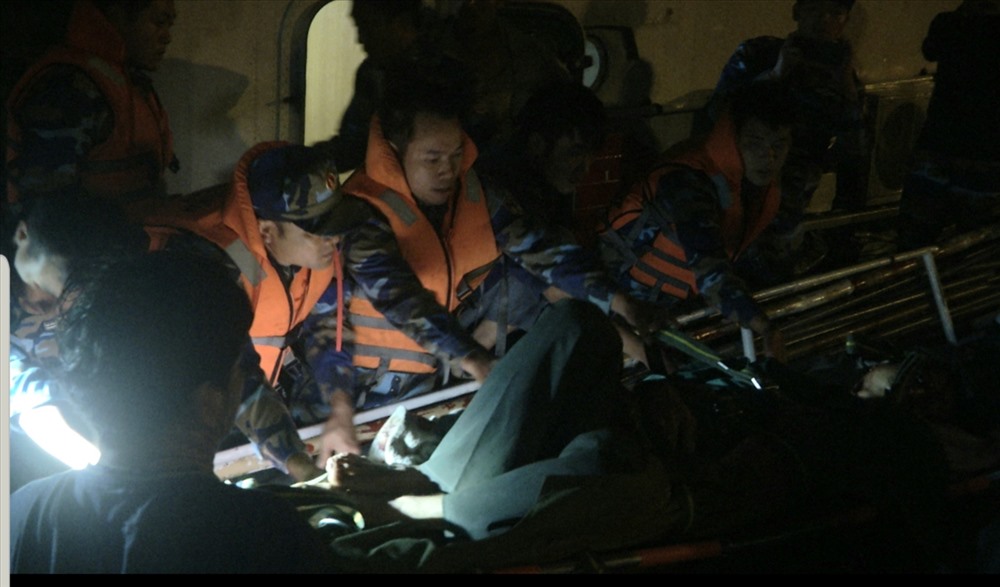 Lực lượng BĐBP ứng cứu ngư dân bị nạn trong đêm. Ảnh: BĐBP cung cấp