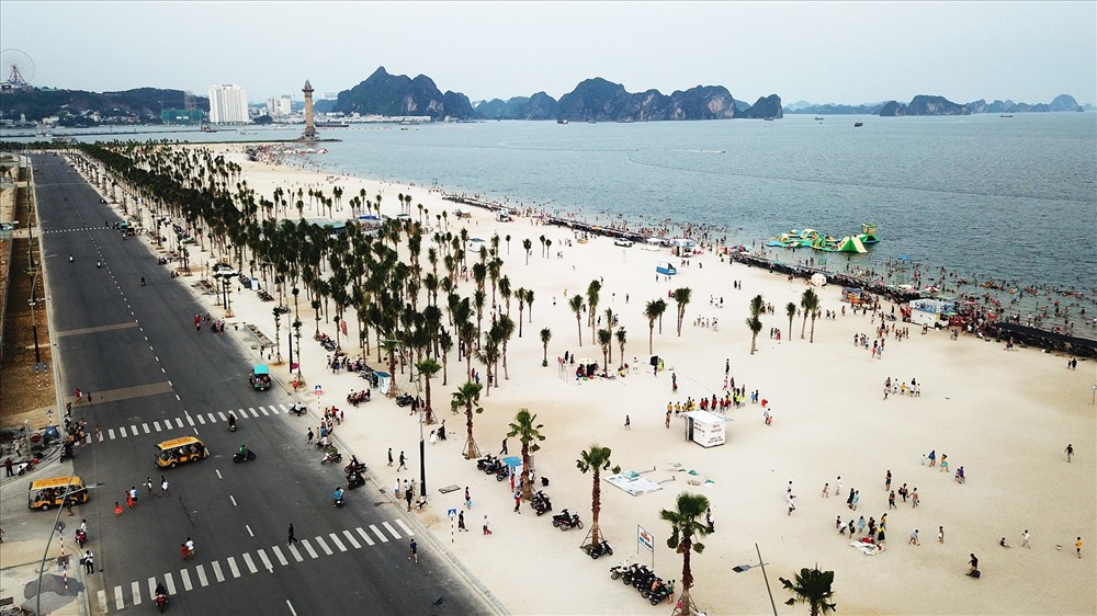Bãi tắm Bãi Cháy với bãi cát trắng mịnvà sạch rác.