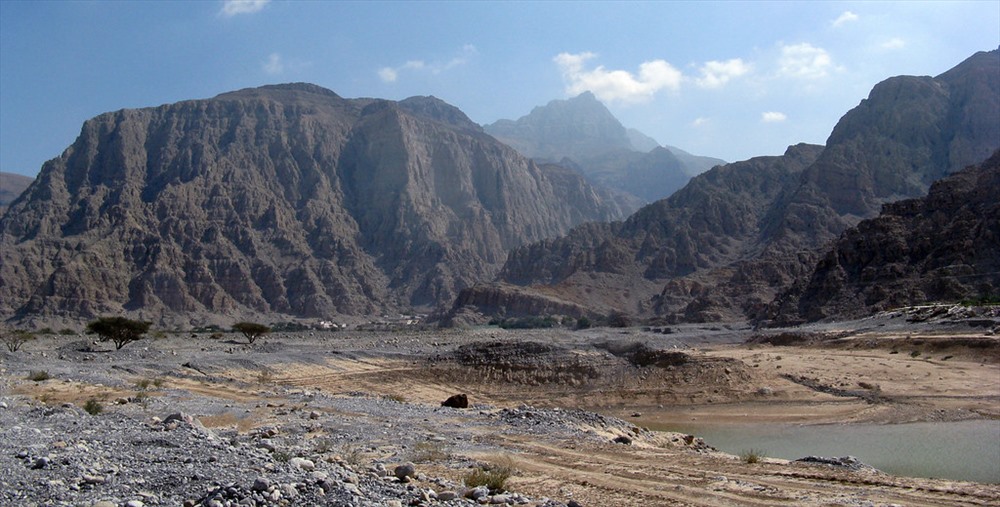 Dãy núi Hajar bao quanh .Ảnh: Flickr.