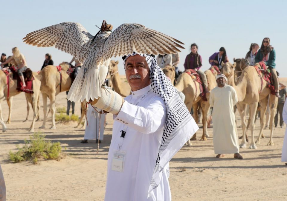 Đua chim ưng là một trong những môn thể thao truyền thống phổ biến nhất ở UAE. Hàng năm, các cuộc đua chim ưng vẫn diễn ra, phổ biến là cuộc đua trên một quãng đường cụ thể mà ở đó, chú chim ưng bay từ điểm xuất phát đến đích nhanh nhất sẽ chiến thắng. Ảnh: Sports Magazine