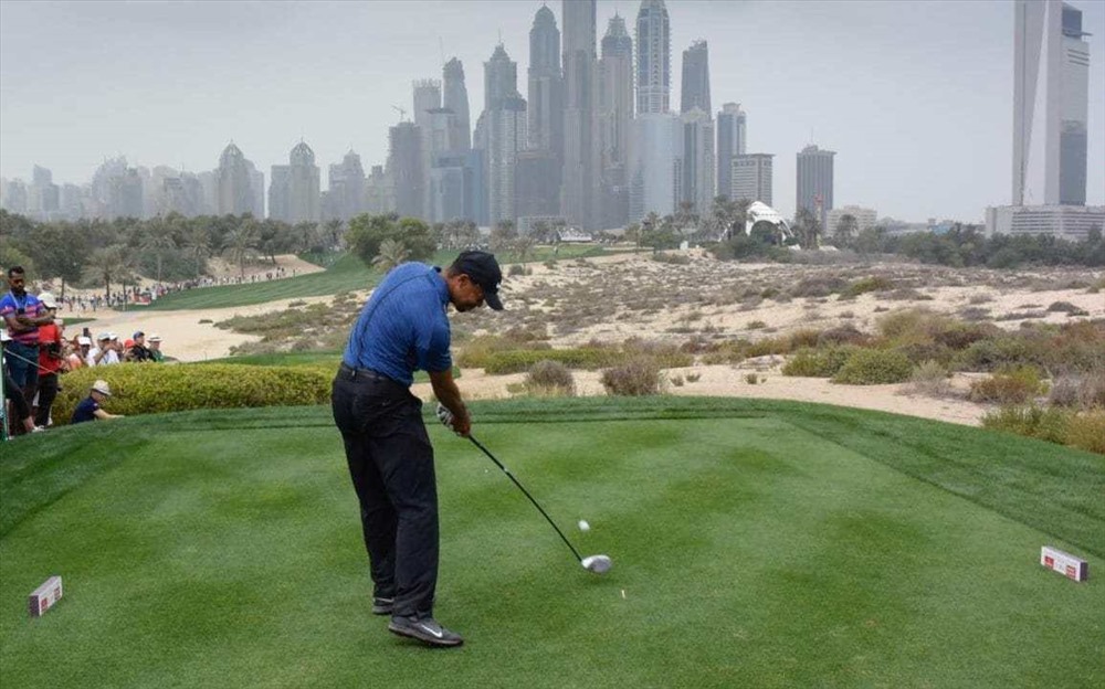 Golf ngày càng được ưa chuộng ở UAE. Dubai đăng cai giải Dubai Desert Classic vào tháng 3 hàng năm, quy tụ một số tay golf giỏi nhất thế giới đang thi đấu với giá hơn 1 triệu USD. Ảnh: Tiger Woods trong giải Dubai Desert Classic tại Dubai.