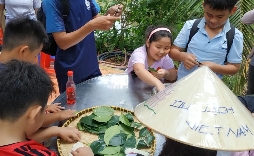 Ngoài tham quan vườn trái cây, bè nuôi cá, du khách có thể trải nghiệm làm bánh dân gian Nam bộ dưới sự hướng dẫn của các nghệ nhân. Tự tay làm bánh, rồi thưởng thức khi bánh ra lò. Ảnh: Th.Nhân.