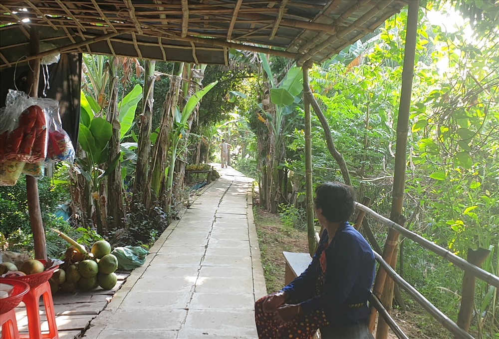 Thi thoảng, có một vài hàng quán che tạm bằng mái lá ngay trên đường để bán các sản vật nhà trồng được như cam, bưởi, chôm chôm, nhãn... với giá hợp lý. Ảnh: H.Thơ.