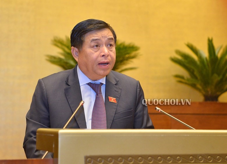 Bộ trưởng Bộ Kế hoạch và Đầu tư Nguyễn Chí Dũng trình bày Tờ trình về dự án Luật đầu tư sửa đổi tại Quốc hội.