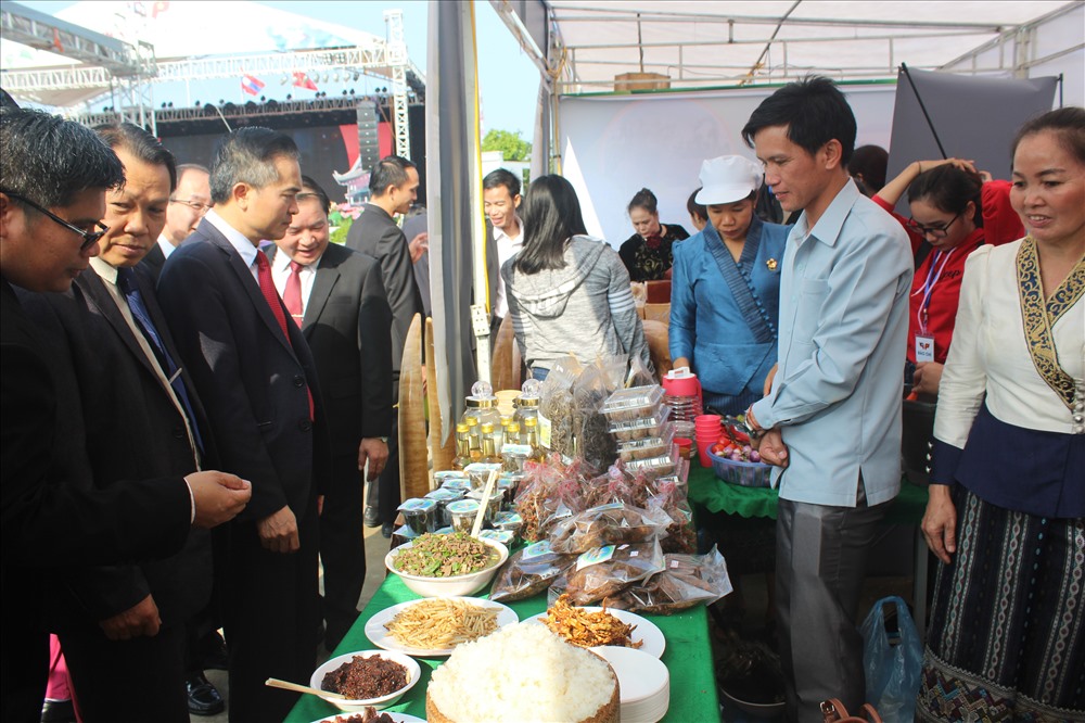 Đại biểu tham quan triển lãm thương mại Việt Lào 2019. Ảnh: Quốc Khánh