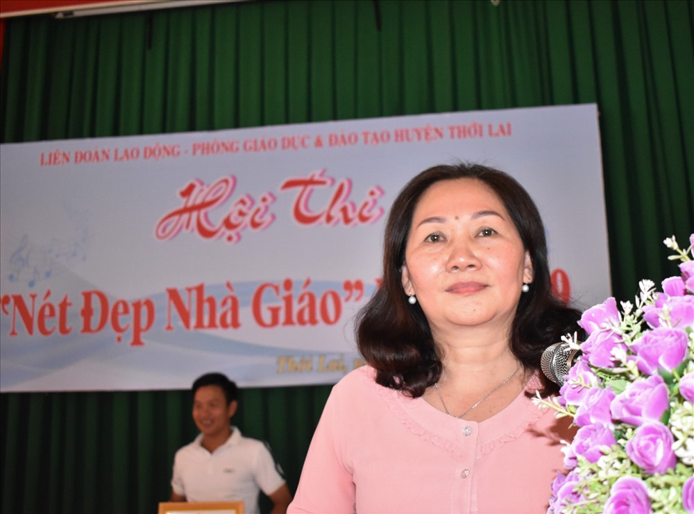 Bà Võ Thị Kim Son – Chủ tịch LĐLĐ huyện Thới - phát biểu tại hội thi nét đẹp nhà giáo lần 1 năm 2019. Ảnh: Thành Nhân.