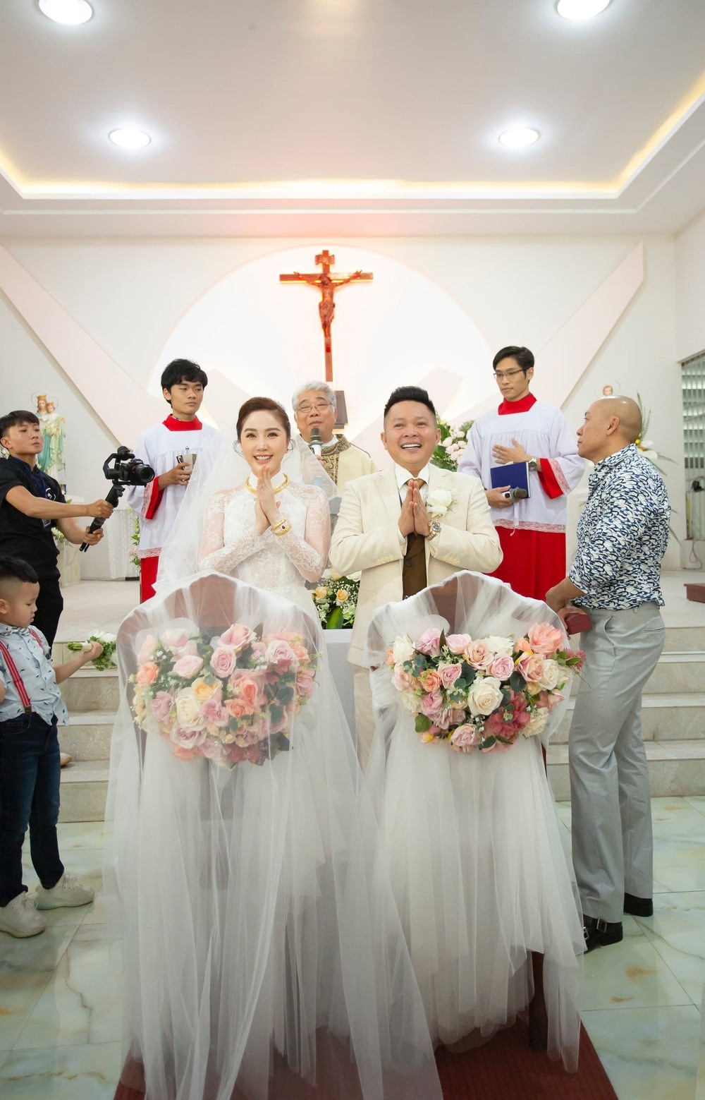 Sáng 15.11, Bảo Thy đã tổ chức đám cưới tại nhà thờ cùng ông xã doanh nhân Phan Lĩnh. Mặc dù hạn chế truyền thông tác nghiệp nhưng sau đó, phía Bảo Thy đã tung trọn vẹn bộ ảnh những khoảnh khắc trong đám cưới của nữ ca sĩ. Ảnh: BT.