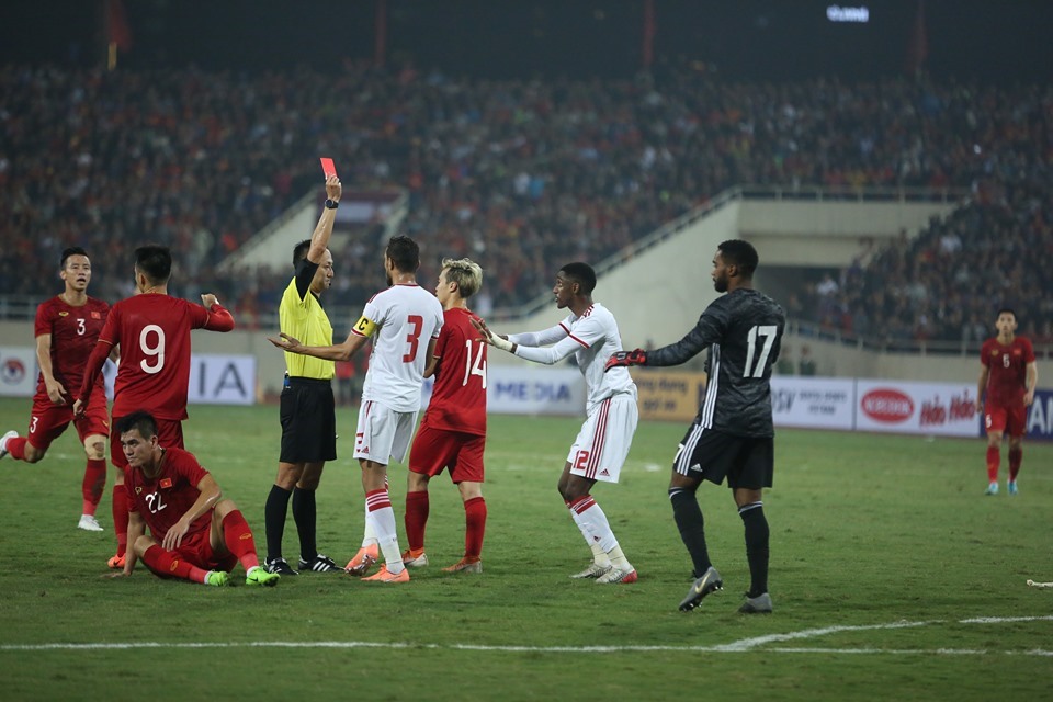 Tấm thẻ đỏ nhận được sự phản ứng của các cầu thủ UAE. Ảnh: Hoài Thu