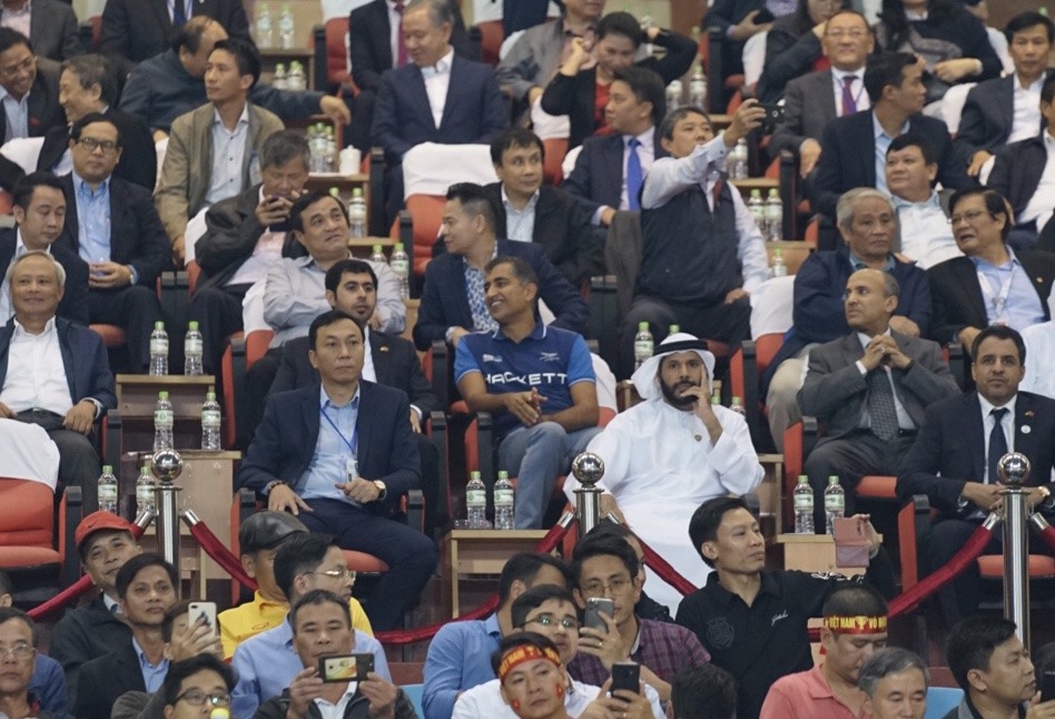 Phó Chủ tịch VFF Trần Quốc Tuấn ngồi cùng với Chủ tịch Liên đoàn bóng đá UAE trên khán đài VIP. Ảnh: Đ.H