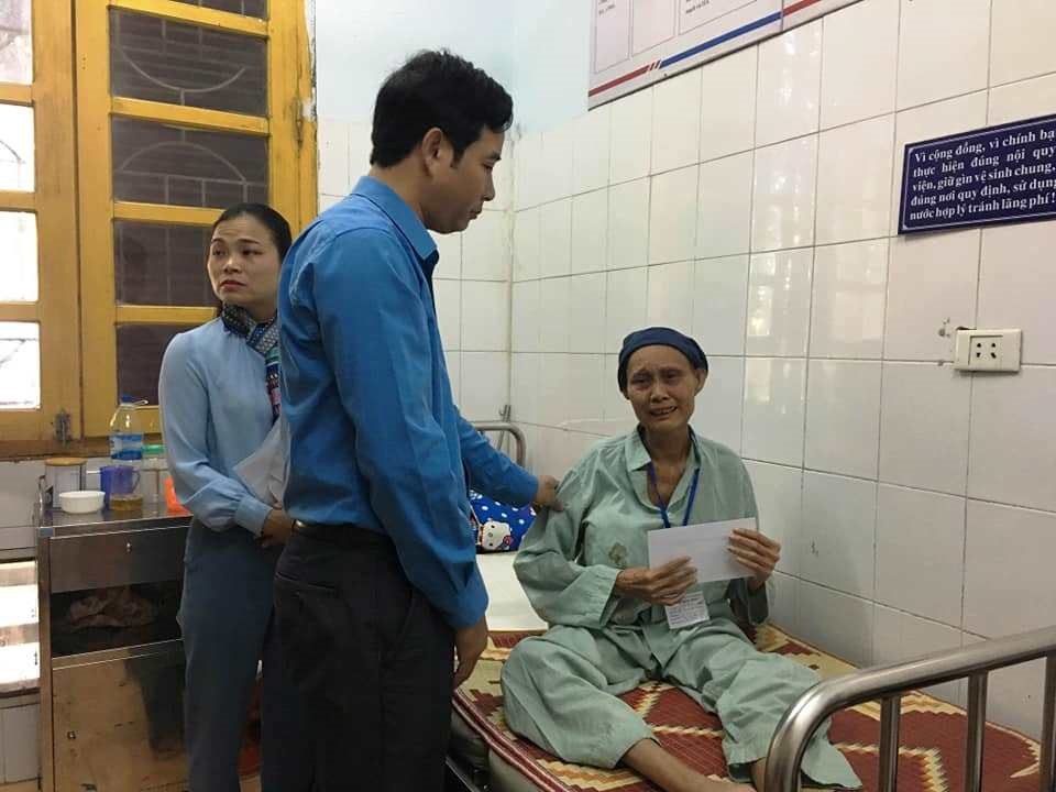 Thầy Đặng Văn Hải - Chủ tịch Công đoàn ngành giáo dục Nghệ An thăm hỏi nhà giáo đang điều trị tại bệnh viện. Ảnh: PV