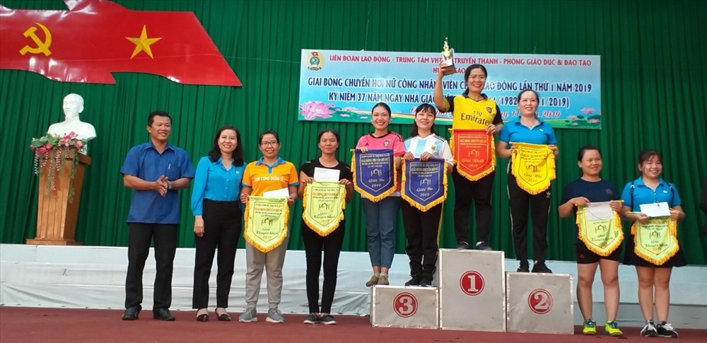 Đồng chí Phạm Thị Xuân Mai - chủ tịch LĐLĐ huyện Cao Lãnh trao giải cho các đội thi đấu