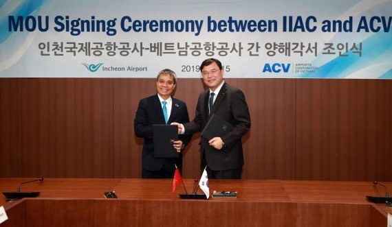 Tổng giám đốc ACV, ông Vũ Thế Phiệt ký thoả thuận cùng đại diện Cảng hàng không Quốc tế Incheon.