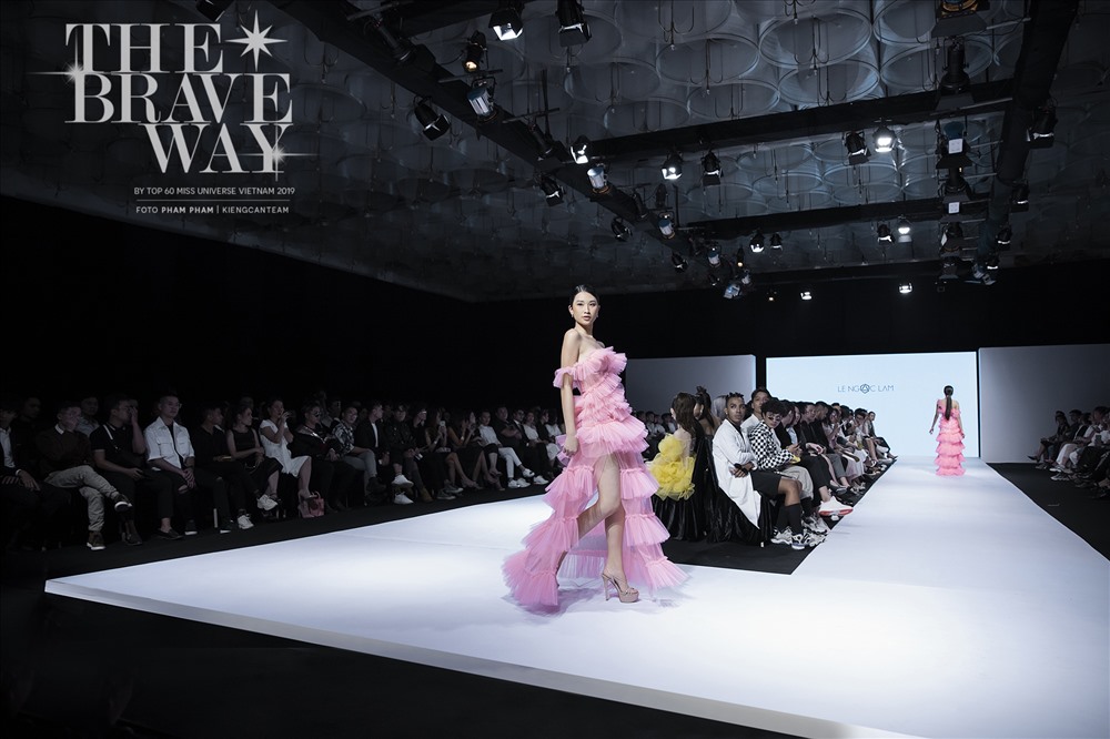 Bước vào buổi Fashion Show “The Brave Way”, Top 60 thí sinh đã thể hiện bản lĩnh, kỹ năng sân khấu, đúng với tinh thần, tiêu chí mà bộ sưu tập yêu cầu. Ảnh: Thiên An - Sang Đào.
