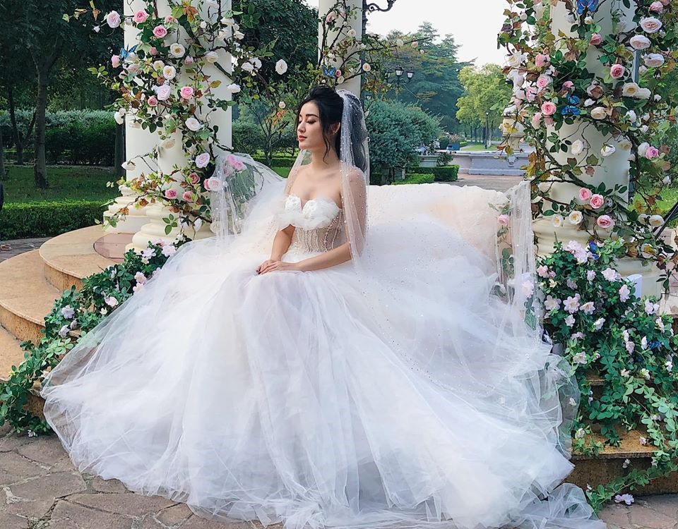 Hình ảnh xúng xinh váy cưới được Huyền My đăng tải. Ảnh: FBNV.