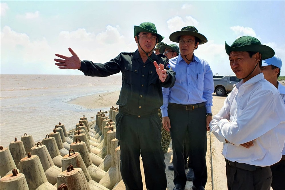 Chủ tịch UBND tỉnh Bạc Liêu Dương Thành Trung kiểm tra đê Gành Hào, huyện Đông Hải, Bạc Liêu (ảnh Nhật Hồ)