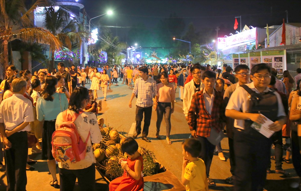 Đông đúc người dân đến xem chương trình khai mạc lễ hội Dừa Bến Tre. Ảnh: H.Thơ.