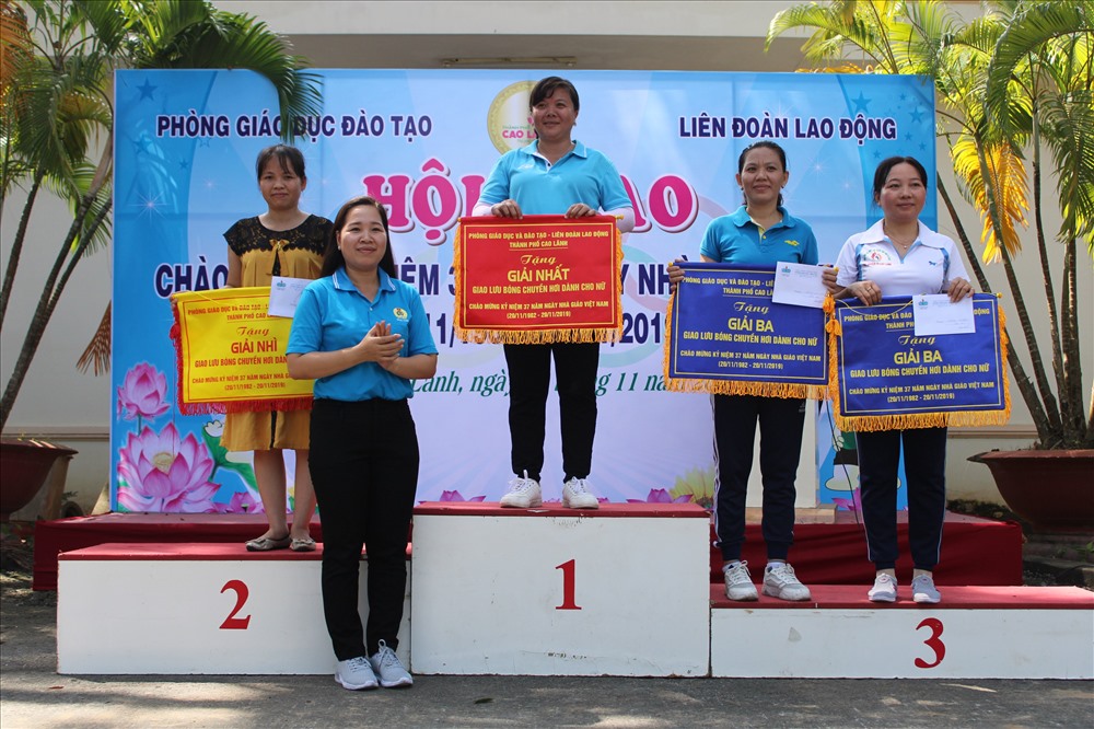 Chủ tịch LĐLĐ TP. Cao Lãnh Huỳnh Thị Thu Thủy trao giải môn bóng chuyền nữ. Ảnh: Trung Hiếu