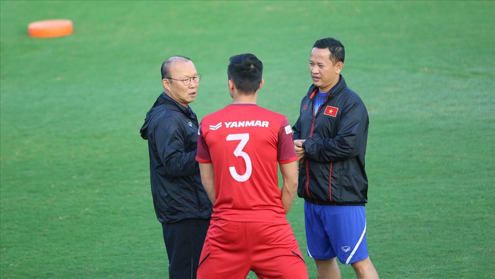 Đội trưởng Quế Ngọc Hải được huấn luyện viên Park Hang-seo nhắc nhở trước khi buổi tập bắt đầu. Ảnh: HOÀI THU
