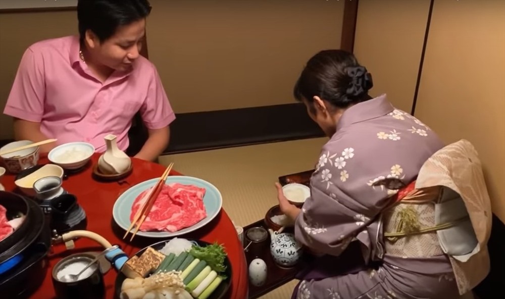 Hình ảnh người nữ phục vụ trong nhà hàng tại Nhật được Khoa Pug phóng đại trong clip của mình với tít giật thành “Phụ nữ Nhật quỳ khóc xin cho cameraman được ăn” (cắt từ clip).