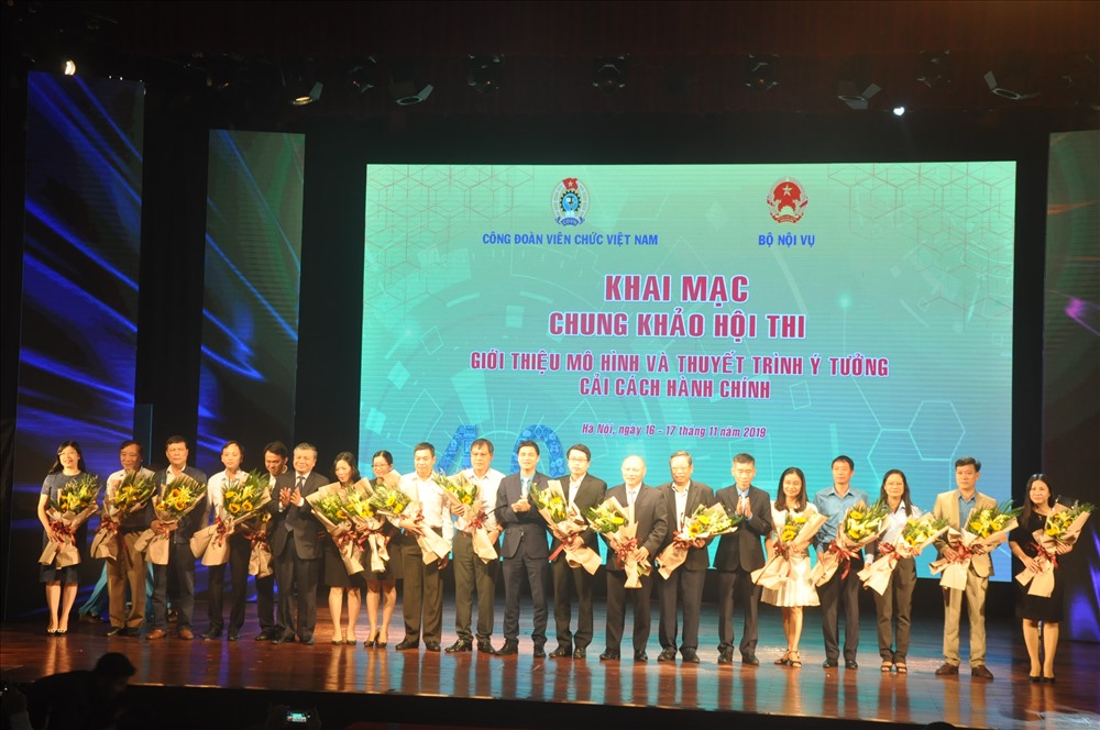 Các đội tham gia thi nhận hoa chúc mừng từ Ban Tổ chức.