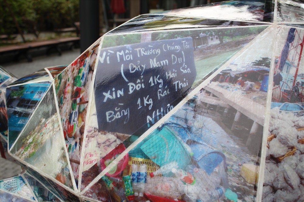 Tác phẩm ‘Rùa’ được sắp đặt bằng những bức ảnh chụp về tình trạng ô nhiễm rác thải nhựa khó phân hủy ở bãi biển, ở các nơi công cộng do nhiếp ảnh gia Trần Việt Đức chụp.
