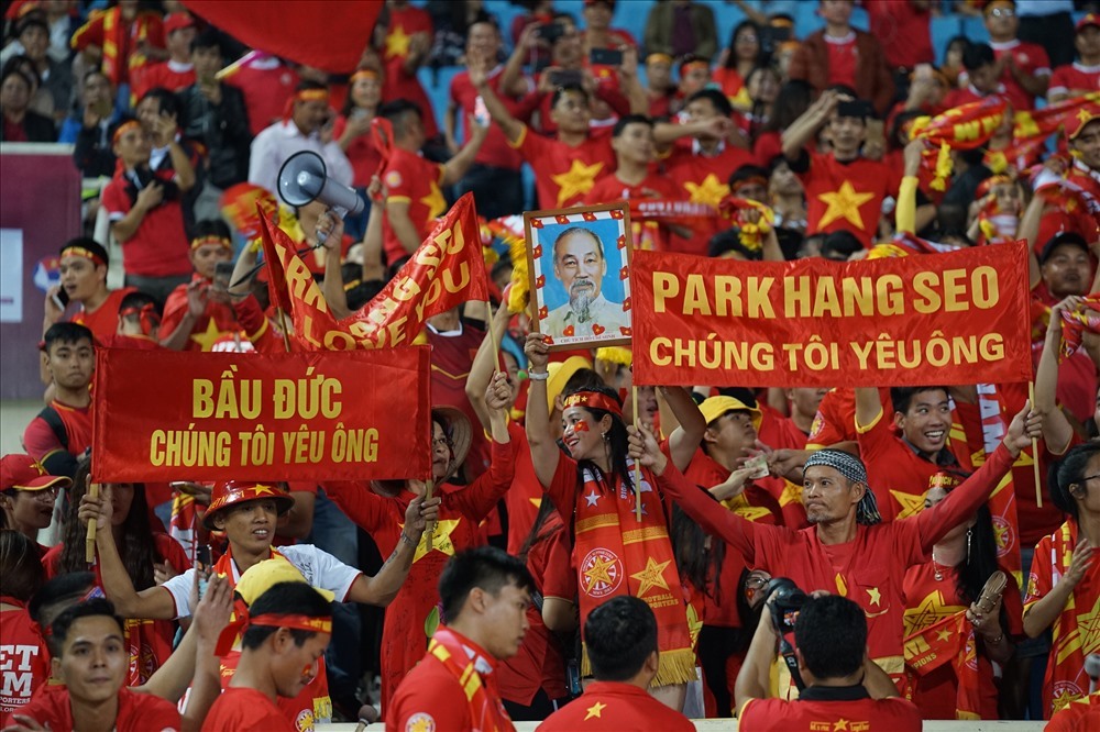 Các cổ động viên đã giăng biểu ngữ cảm ơn huấn luyện viên Park Hang-seo và bầu Đức trong trận đấu giữa Việt Nam và UAE ở vòng loại World Cup 2022. Ảnh: Đ.H