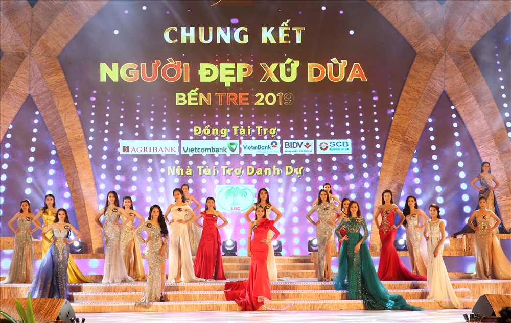 Các thí sinh tham dự chung kết cuộc thi Người đẹp xứ dừa Bến Tre năm 2019. Ảnh: H. Thơ.