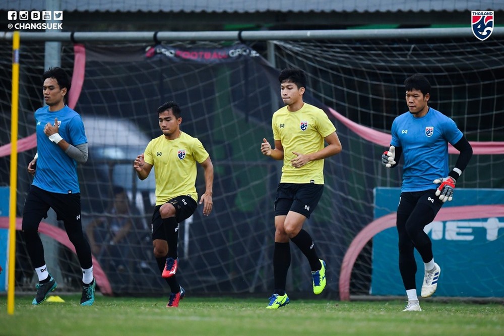 Thủ môn Kawin (ngoài cùng bên phải) trong buổi tập với đội tuyển Thái Lan tại Trung tâm Viettel. Ảnh: