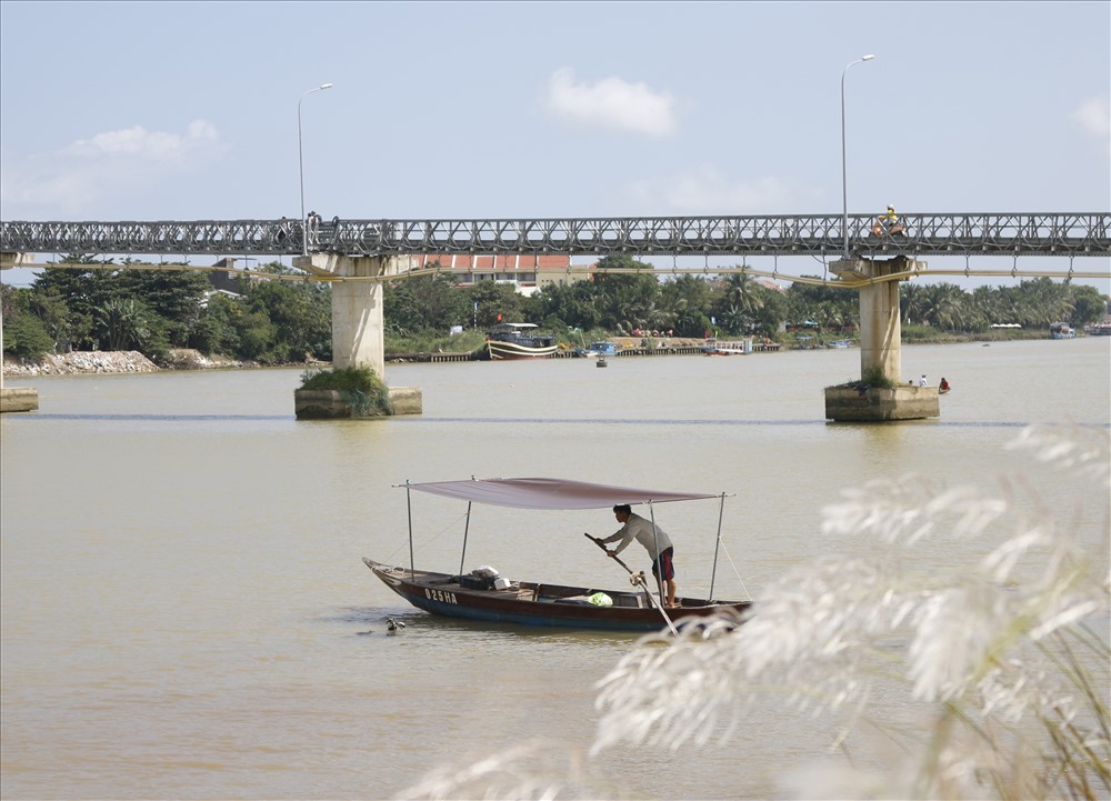 Nằm cách trung tâm phố cổ Hội An khoảng 1km, cánh đồng hoa cỏ lau là địa điểm thu hút nhiều bạn trẻ đến đây để “sống ảo”. Cánh đồng hoa trắng muốt khoe sắc dưới ánh nắng dịu dàng của mùa thu khiến nhiều người mê mẩn với vẻ đẹp mộc mạc ấy.