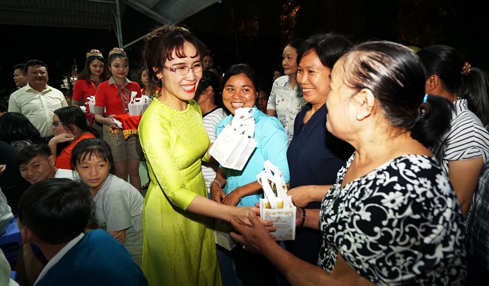 Bà Nguyễn Thị Phương Thảo, Tổng giám đốc Vietjet, tặng quà Tết tại làng trẻ SOS Gò Vấp (TP HCM) – một trong những hoạt động thiện nguyện, san sẻ yêu thương đến với cộng đồng của Vietjet.