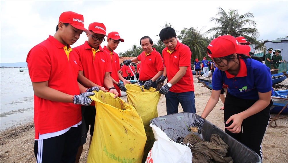 Phó tổng giám đốc Vietjet Đỗ Xuân Quang (thứ tư từ trái sang) cùng cán bộ, nhân viên Vietjet tham gia chiến dịch làm sạch môi trường biển nhằm lan truyền cảm hứng, tạo lối sống tích cực và mang đậm ý nghĩa nhân văn. Ảnh: VJA