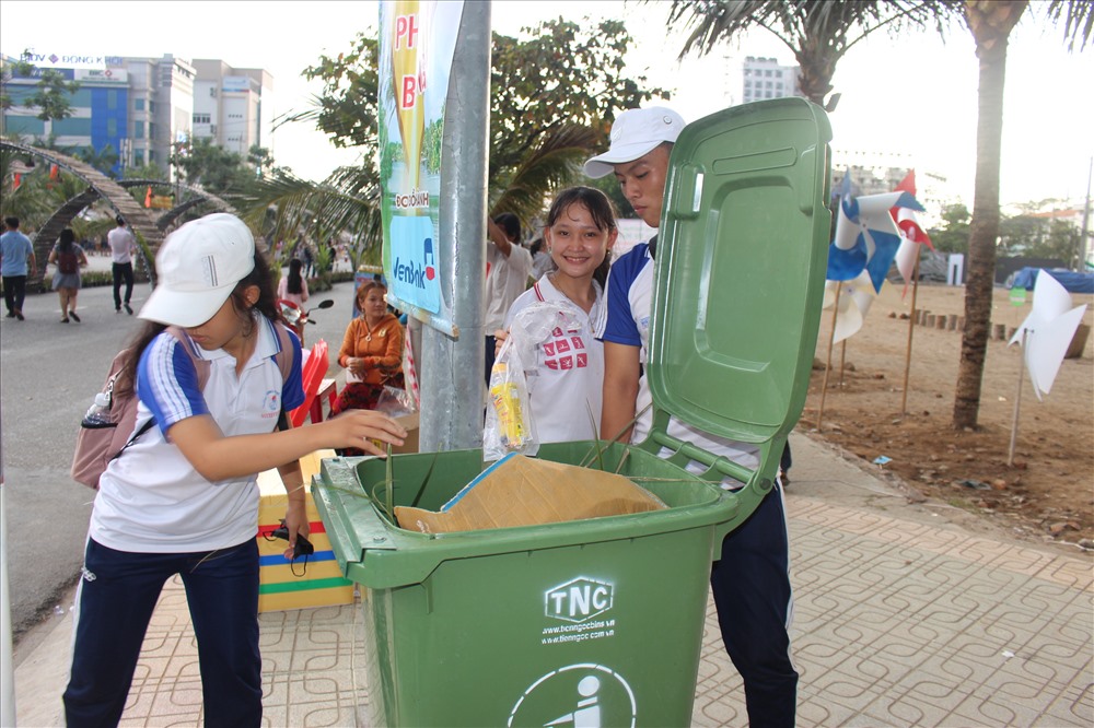 Cùng nhau làm sạch môi trường lễ hội. Ảnh: K.Q