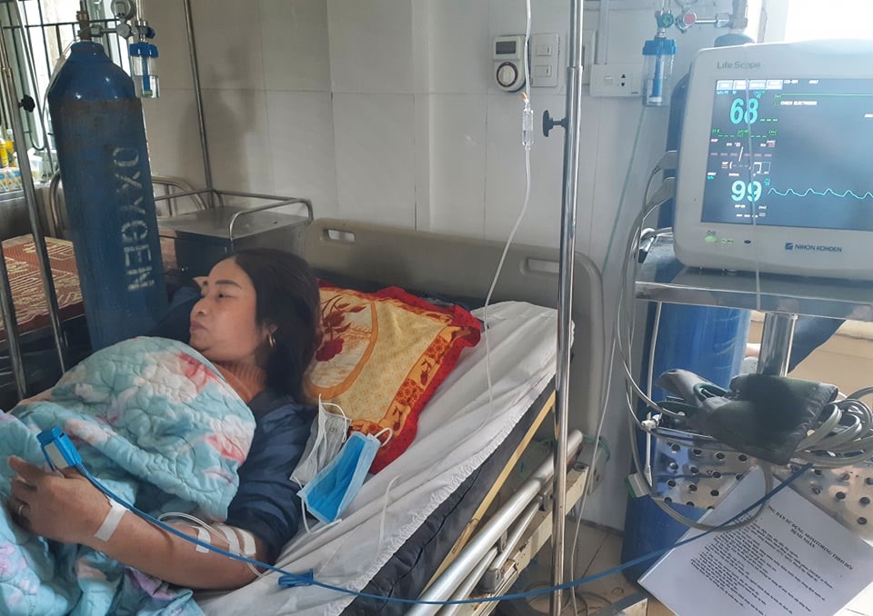 Một nữ CN lớn tuổi đang nằm điều trị tại Trung tâm Y tế huyện Lập Thạch.