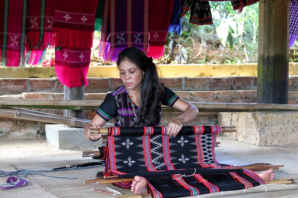 Chị Hồ Thị Nhất đang dệt hoa văn truyền thống của dân tộc mình.