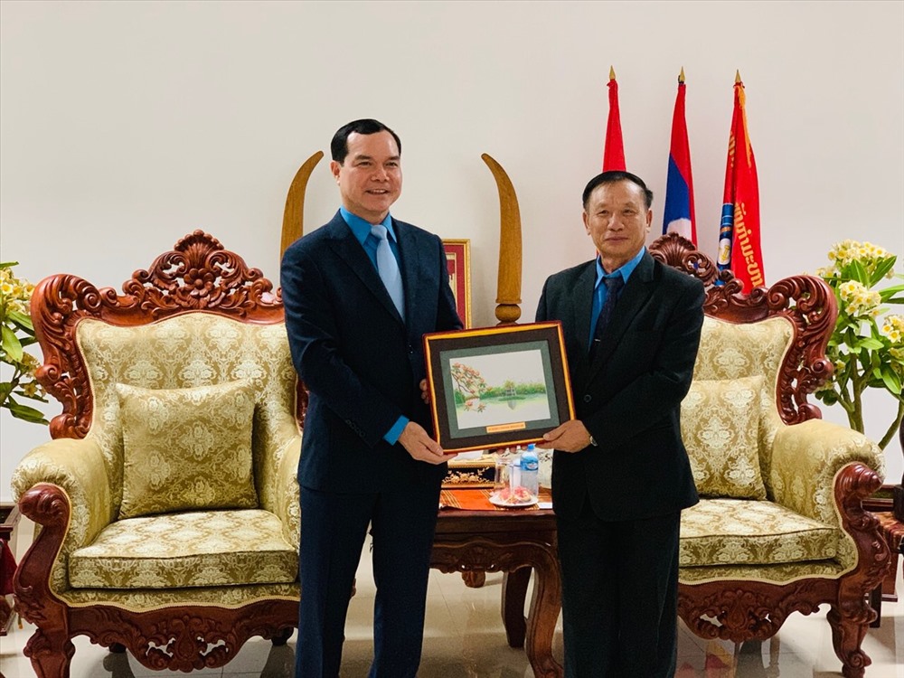 Đồng chí Nguyễn Đình Khang - Chủ tịch Tổng LĐLĐVN (bên phải ảnh) tặng quà lãnh đạo Công đoàn Lào. Ảnh: B.Đ.N