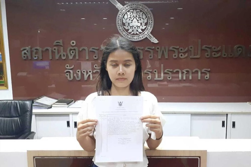 Chân dung người vợ Pornthida Chamnanwet (23 tuổi), chụp cùng tấm xổ số trị giá 6 triệu Baht. Ảnh: BANGKOK POST.