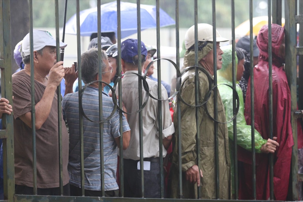 Tuy nhiên, từ giữa trưa đã có rất đông người tự xưng thương binh đã xếp hàng dài trước cổng trụ sở Liên đoàn bóng đá Việt Nam.
