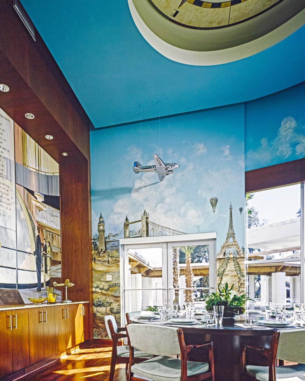 Phòng ăn phủ đầy máy bay của nam diễn viên John Travolta trong căn nhà ở Florida của anh. Ảnh: Durston Saylor