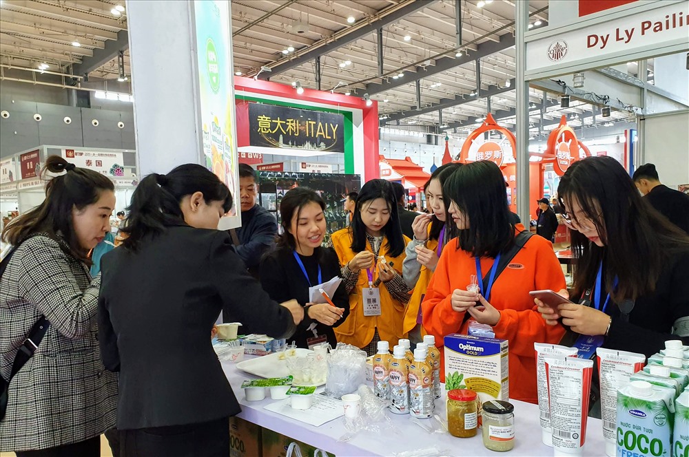 Khách hàng thử các sản phẩm mới của Vinamilk tại Hội chợ “One Town, One Product International Commodity Fair - OTOP 2019”.