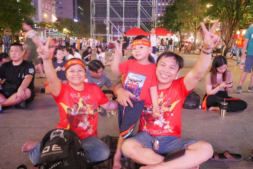 Nhiều gia đình cũng dành thới gian tới theo dõi đội tuyển Việt Nam thi đấu