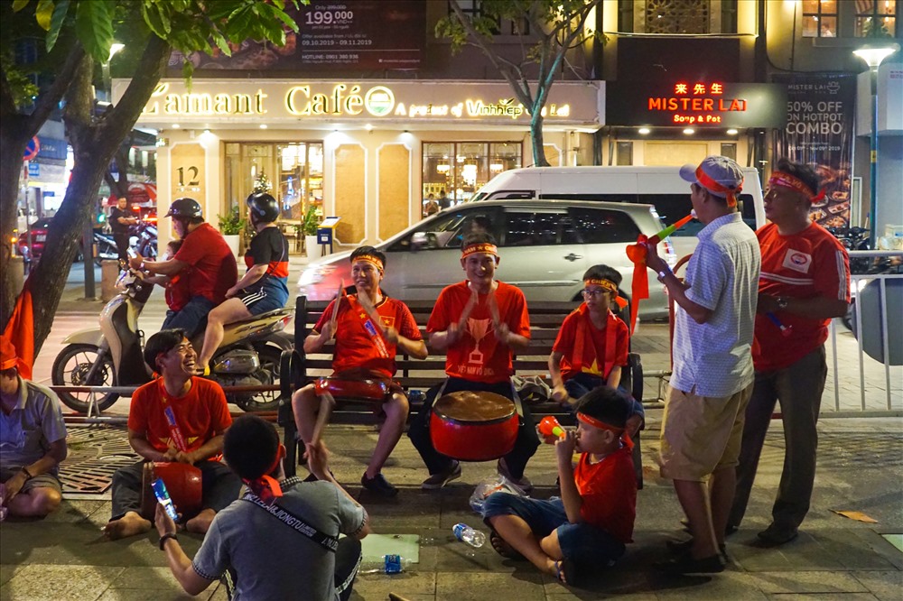 Ghi nhận của PV tại phố đi bộ Nguyễn Huệ, dù 20h trận đấu mới chính thức diễn ra nhưng nhiều cổ động viên đã có mặt từ rất sớm để theo dõi. Nhiều người mặc trang phục in hình cờ đỏ sao vàng, mang theo trống kèn khiến không khí phố đi bộ trở nên vô cùng náo nhiệt.
