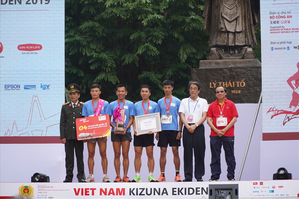 Phó Tổng giám đốc Vietjet Đỗ Xuân Quang trao giải thưởng 4 vé khứ hồi quốc tế cho đội vô địch nội dung Ekiden 2019