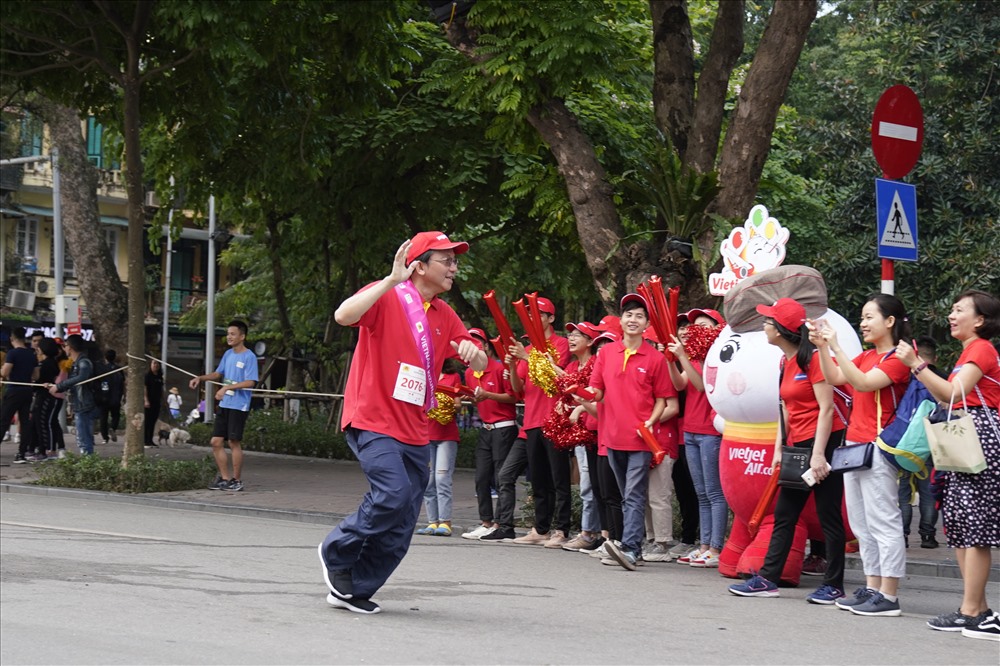 Phó Tổng giám đốc Vietjet Đỗ Xuân Quang vẫy chào các bạn cổ động viên khi sắp hoàn thành phần thi của mình.