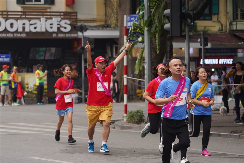 Giám đốc Dự án và Phát triển Kinh doanh Vietjet Vũ Phạm Nguyên Tùng (mũ đỏ) mạnh mẽ trên đường chạy.