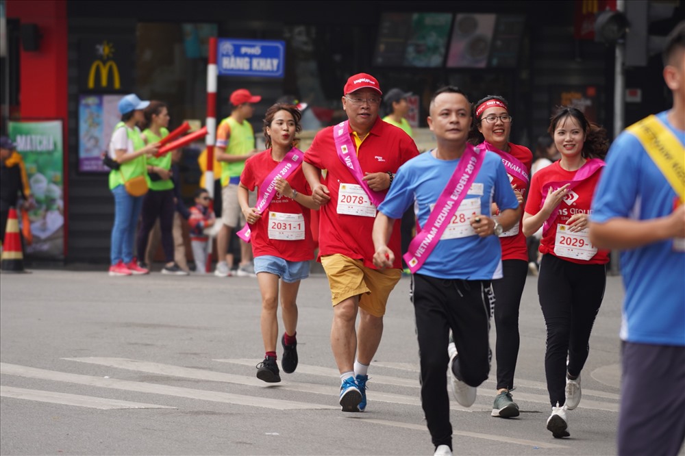 Trong môi trường làm việc trẻ trung, hiện đại, các cán bộ nhân viên Vietjet không chỉ góp phần biến những ước mơ bay cho hàng triệu khách hàng thành hiện thực mà còn tích cực tham gia các hoạt động vì cộng đồng, các hoạt động thể thao để tăng tình đoàn kết.