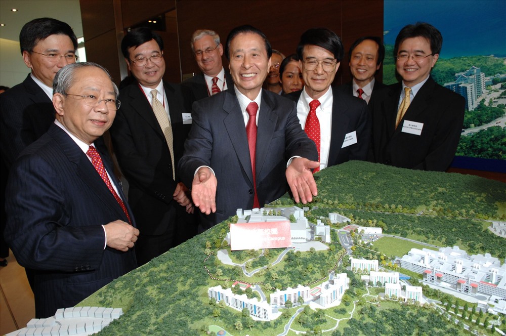 Lee Shau Kee - ông chủ của tập đoàn đầu tư và phát triển nhà đất Henderson được mệnh danh là “Warren Buffett của Hong Kong“. Dù tài sản có sụt giảm nhưng tỉ phú này đã vượt qua người giàu nhất Hong Kong năm 2018. Theo Forbes, tính đến ngày 19.11, Lee Shau Kee là người giàu nhất Hong Kong với 29 tỉ USD. Ảnh: Hong Kong Tatler