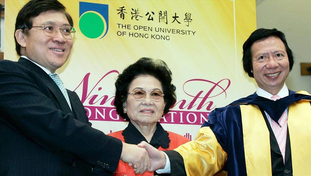 Kwong Siu-hing là vợ của ông Kwok Tak-seng - đồng sáng lập Sun Hung Kai Properties. Ông Kwok qua đời năm 1990. Bà Kwong giữ chức chủ tịch công ty từ năm 2008 đến năm 2011. Hiện nay, nữ tỉ phú này vẫn là cổ đông lớn nhất của Sun Hung Kai với 26,58% cổ phần. Ảnh: The Straits Times