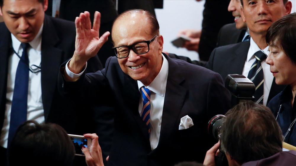 Li Ka-shing là một trong những doanh nhân có nhiều ảnh hưởng nhất tại châu Á. Tháng 5.2018, ông rời vị trí chủ tịch của CK Hutchison và CK Asset Holdings, nhường lại đế chế kinh doanh cho người con trai cả Victor Li. Tuy nhiên ông vẫn giữ vai trò cố vấn cao cấp của tập đoàn. Nikkei Asian