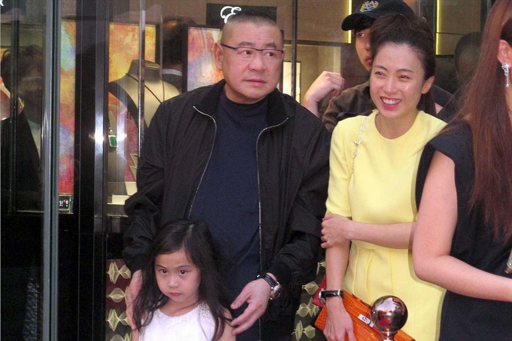 Joseph Lau sinh năm 1951, là trùm bất động sản Hong Kong. Ông khởi nghiệp từ việc kinh doanh truyền thống của gia đình là sản xuất quạt trần, sau khi tốt nghiệp đại học ở Canada năm 1974. Năm 2017, Joseph Lau chuyển phần lớn tài sản cho vợ và con trai vì “tình trạng sức khỏe không ổn định“. Ảnh: The Straits Times